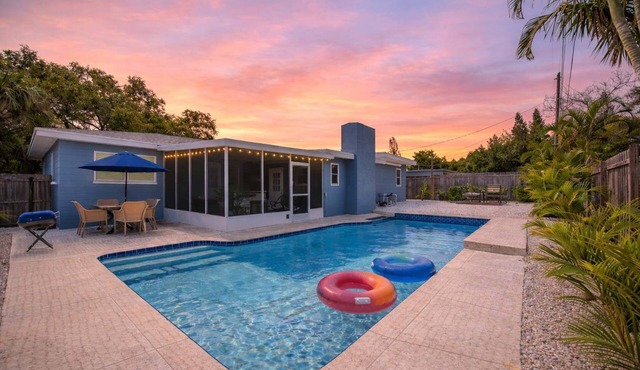 3 Bedrooms, 2 King Beds, 8 Min to IRB with a Fully Fenced Yard