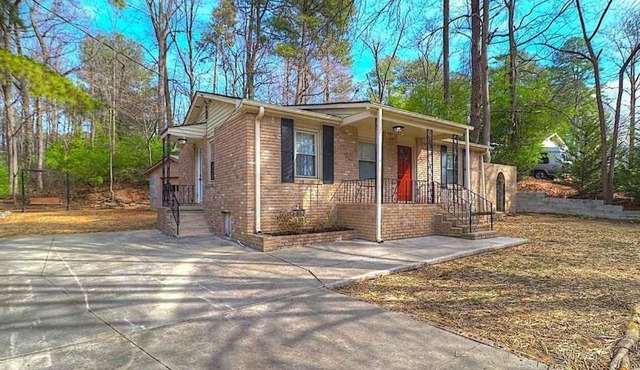 3 bedrooms and 1 bathroom and the square footage is 912 ft². Pet Friendly