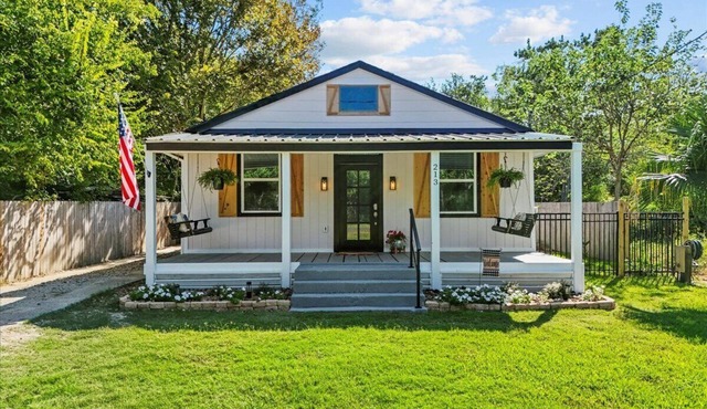 3 Bedrooms and 2 Baths + Hot Tub walking distance to Bay and Pier 6