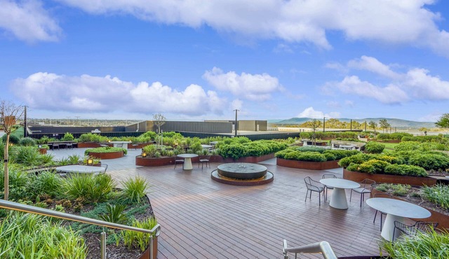 3 Bedrooms Apartment in Sky Garden, 2 mins to Glen Waverley Shopping Centre