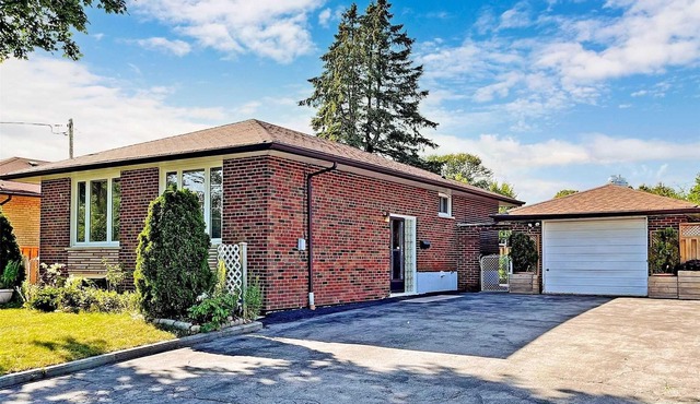 3 Bedrooms Bangalow House upstairs full washroom, Kitchen, living and dining
