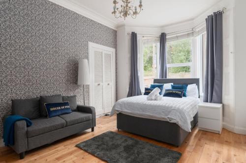 3 bedrooms bungalow, sleeps 6, free parking with garden