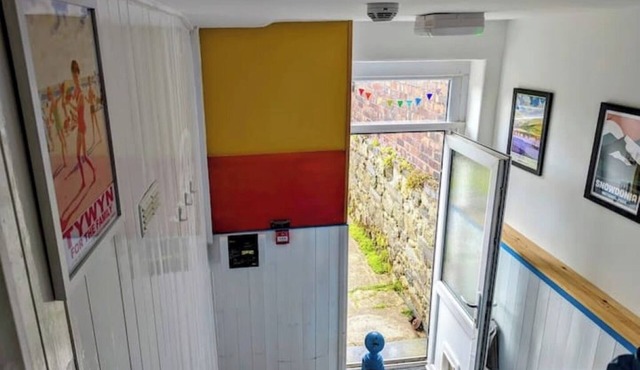 3 bedrooms. Cinema room. Town centre & near beach