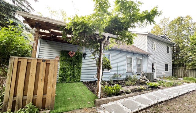 3 Bedrooms Cottage W LAKE VIEWS, beside waterfront trail and steps from beach