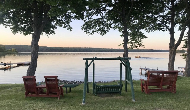 3 bedrooms Cozy Cabin on Westport Ontario, Family and pet friendly !