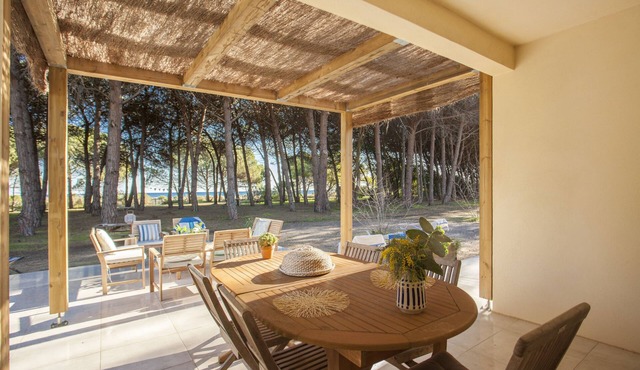 3 bedrooms, 2 bathrooms, 100 m from the beach, direct access