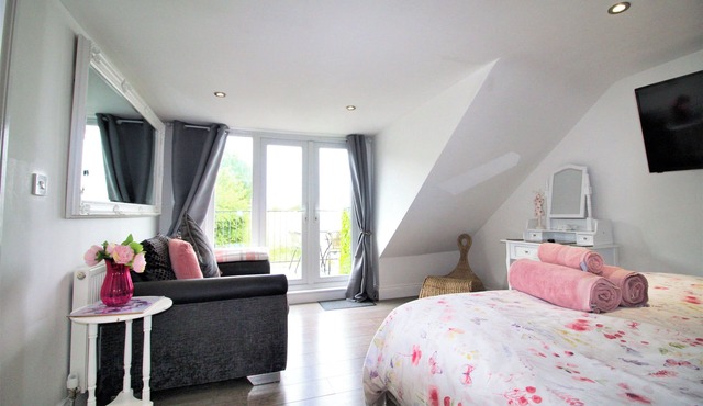 3 Bedrooms - 2 Bath Rooms - Dog Friendly - Parking