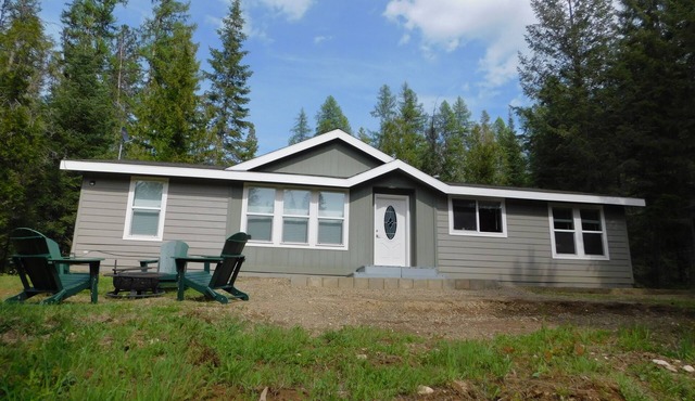 3 bedrooms home on 100 feet of Lamb Creek frontage, in the heart of Priest lake