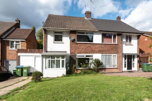 3 Bedrooms house ideal for long Stays!