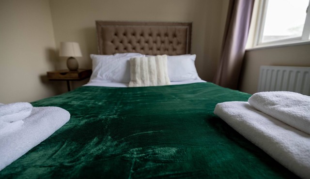 3 bedrooms house,sofa bed, bbq stove,back garden