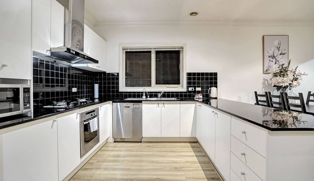 3 Bedrooms House walking to Shopping Town