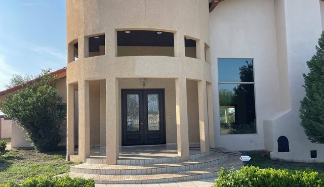 3 bedrooms, living room, 2.5 baths, kitchen, 2 outdoor patio, mini-bar, Wi-Fi.