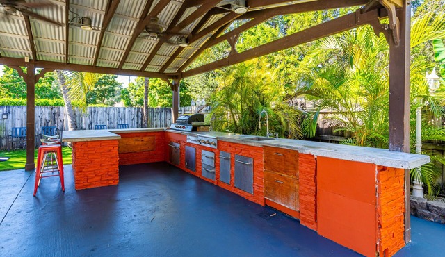 3 Bedrooms Miami Home with Pool and Summer Kitchen Close to Design District