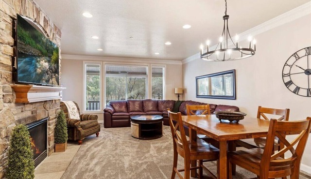 3 Bedrooms Mountain Condo with Hot Tub with a Large patio deck