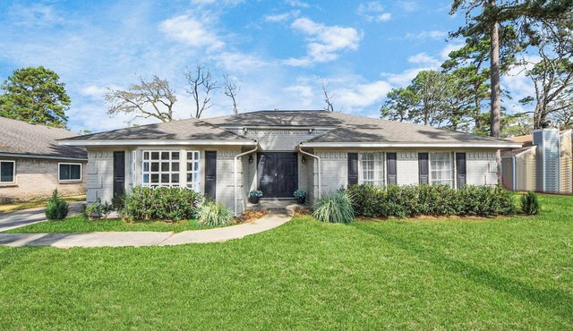 3 bedrooms, prime location in The Woodlands. Pets-Yes! Ask for 30+day stays!