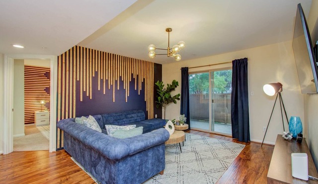 3 Bedrooms, Spacious Central Condo w Pool