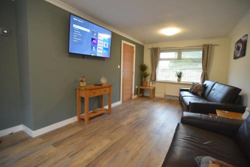 3 Bedrooms, Spacious, off road parking, Minimum 2 Nights