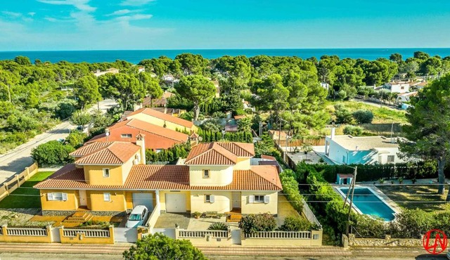 3 bedrooms villa at Les Tres Cales 300 m away from the beach with private pool jacuzzi and enclosed garden