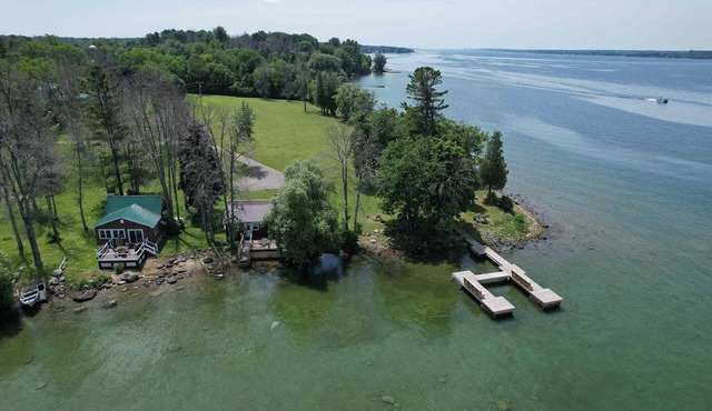 3 Bedrooms - Waterfront Location On St. Lawrence River