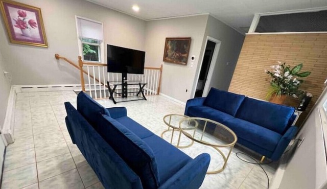 3 beds 2 bath at the end of the street