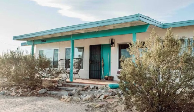 3-beds in a cabin in fabulous Yucca Valley with swamp cooler, WiFi