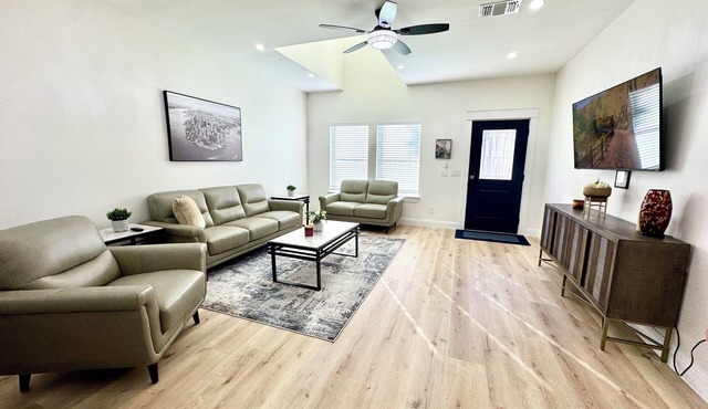 #3 Best Luxury Townhome 3 bedroom- La Cantera-Six Flags-Sea World-River Walk-