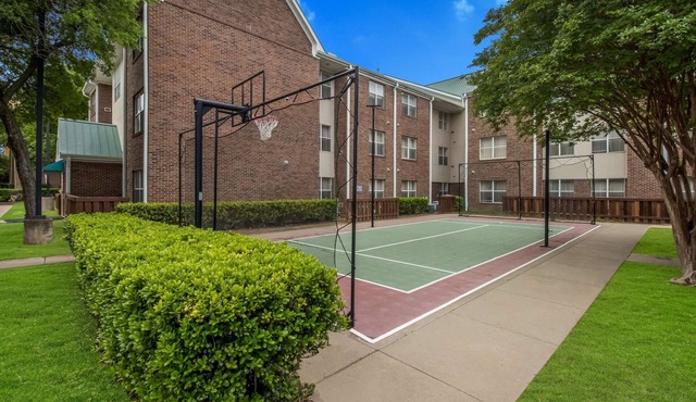 3 Big Units, Minutes to Dallas Arboretum! Private Full Kitchens! Pets Allowed!