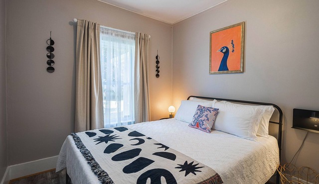 3 BLKs to Funky DT Ferndale's Restaurants & Bars 20 Min Drive to DT Detroit