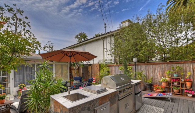3 Blocks and 4 minute walk to the Beach in the Beautiful Santa Monica Canyon !!!