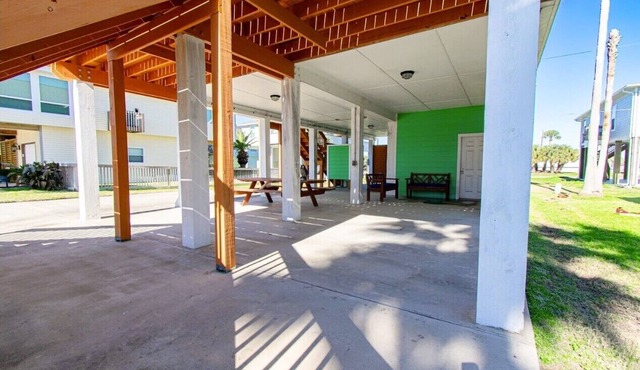 3 blocks from beach! Family size, great view. Only minutes from grocery shops.