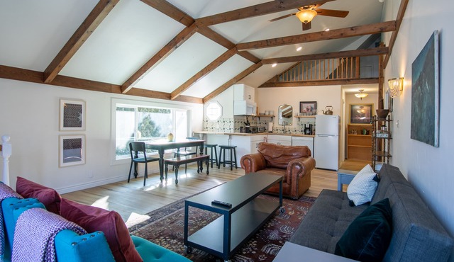 3 Blocks from Campus - Historic Carriage House, Parking Included