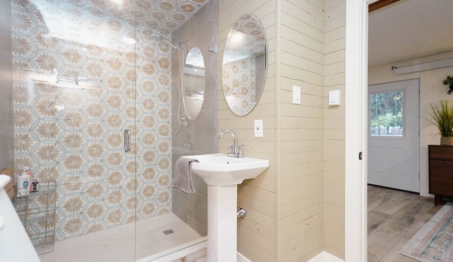 3 blocks from downtown, Pet Friendly. Natural Grocers, Awesome Shower