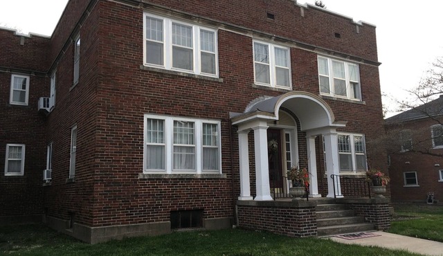 3 Blocks from the Mississippi River in the Park-To-Park Historic District.