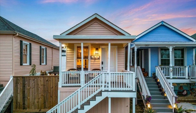 3 blocks to beach with Cowboy Pool