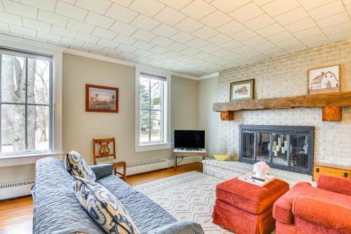 3 Blocks to Lake Ontario Getaway in Cape Vincent!