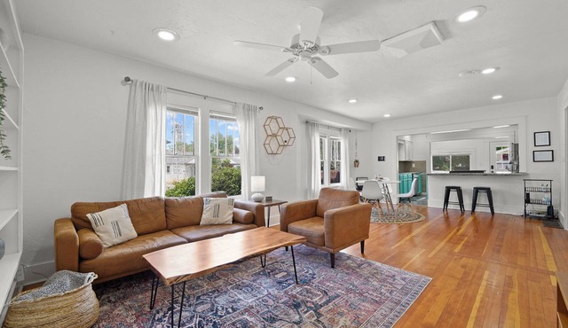 3 Blocks to Main St/Kids Lounge & TV/Sleeps 6/W&D/Workspace/Priv Yard