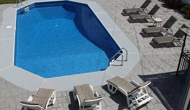 3 Blocks To The Beach And An In Ground Pool