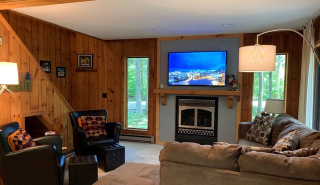 3 BR/2 BA Home - 1 Mile From Mt Snow!