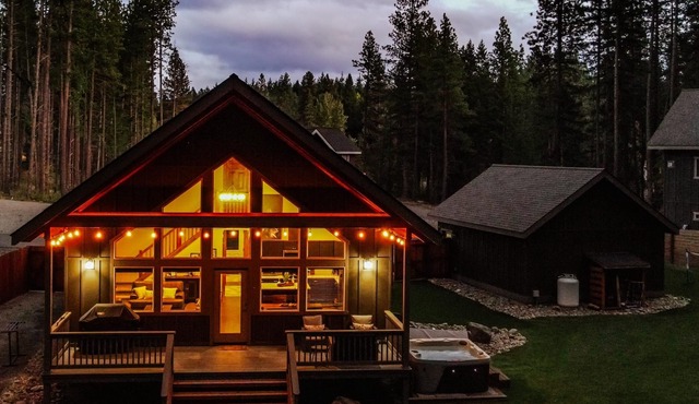 3 BR 2 BA home w/hot tub, game room, forest views, hot tub, and fire pit.