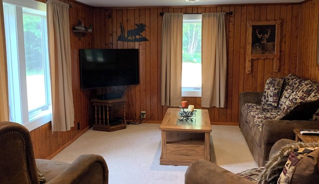 3 BR 2 BA Sleeps 11-Beautiful & 1/2 mile from trails, close to all sights, Wi-Fi