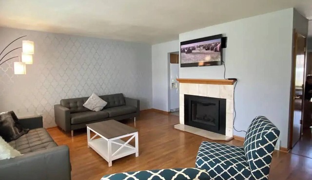 3 BR 2 BA Townhouse - Great for families or groups!