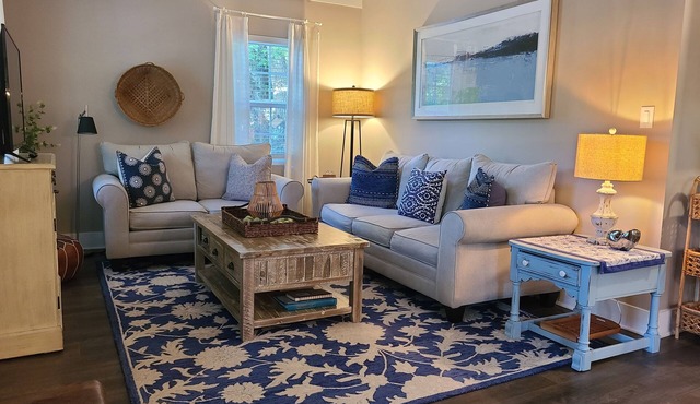 3 BR/2 Bath Historic District~ 7 Bl to Downtown~20 mins to BEACH/Pass INCL