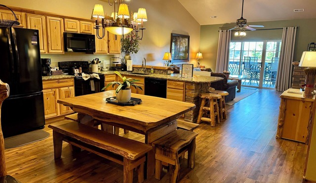 *3 BR, 2 Bath Lodge Cabin on Table Rock Lake with Dock Access