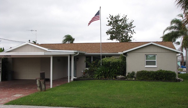 3 BR 2 Bath Salt Air Retreat on Deep Water Canal Minutes to the Gulf