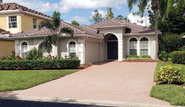 3 BR, 2 Bath W/Community Pool & Exercise Rm Located In A Quiet Gated Community