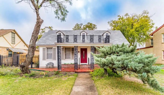 3 BR, 2 Baths, Pets & family friendly, Historical safe home + 5 miles downtown