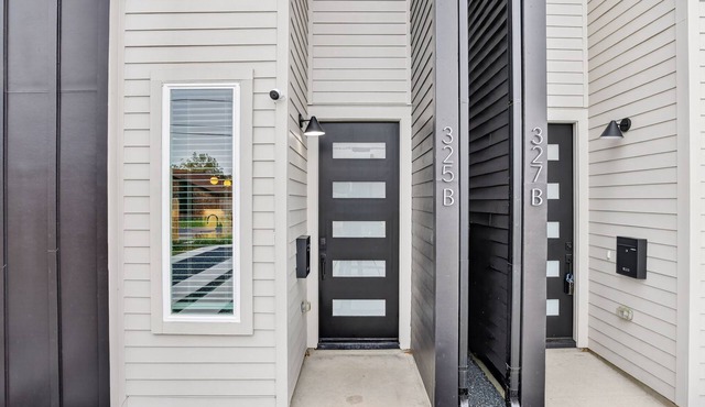 3 BR 2BA Upstairs Duplex 15 Minutes to Downtown