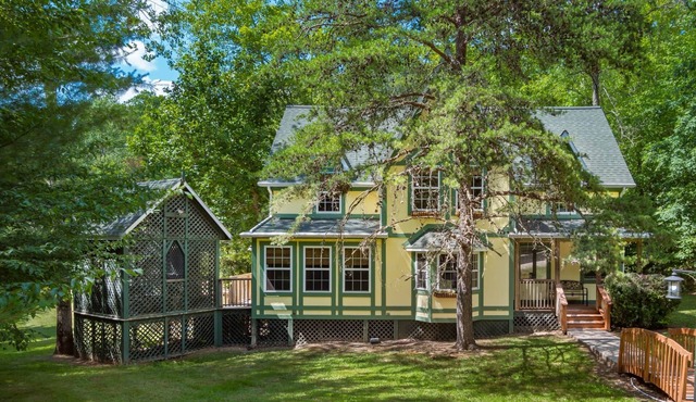 3 BR/3.5 BA w/Hot Tub & 12 min drive to Ash Cave