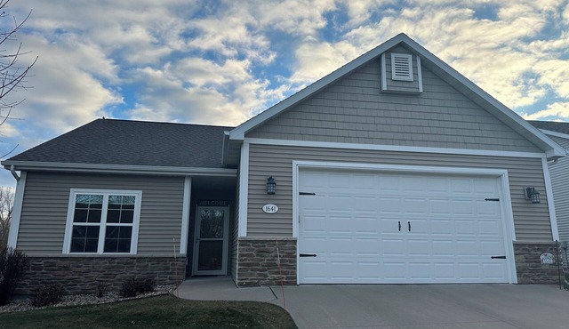 3-br 3 bath 3 miles to Appleton Airport, 15 min to EAA