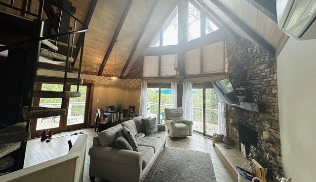 3 BR/3Bth home in the woods Inground pool & New Hot Tub. Close to Hershey Park!